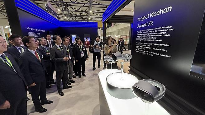 "이것이 프로젝트 무한" (오사카=연합뉴스) 차대운 기자 = 삼성전자 관계자가 13일 오사카 엑스포에서 열린 '우수 한국 상품전' 자사 부스에서 안덕근 산업통상자워부 장관 등 내빈들에게 프로젝트 무한 헤드셋에 관한 설명을 하고 있다. 2025.5.14
cha@yna.co.kr