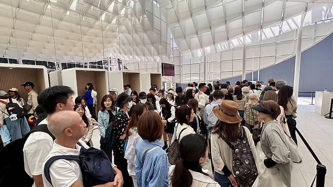 오사카 엑스포 한국관 입장 대기하는 관람객들 (오사카=연합뉴스) 차대운 기자 = 13일 일본 오사카에서 개최 중인 '2025 오사카 간사이 엑스포' 한국관에서 관람객들이 줄을 지어 입장을 기다리고 있다. 2025.5.14 
cha@yna.co.kr