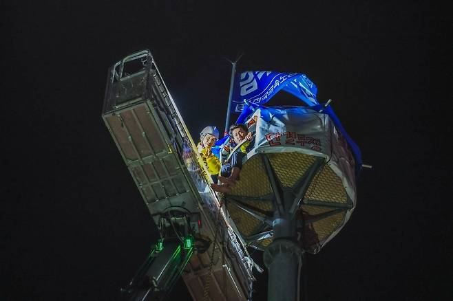 민주노동당 권영국 후보, 공식 선거운동 시작 (서울=연합뉴스) 민주노동당 권영국 대선 후보가 지난 12일 새벽 세종호텔·거통고지회 고공 농성장을 방문한 모습. [민주노동당 제공. 재판매 및 DB 금지]