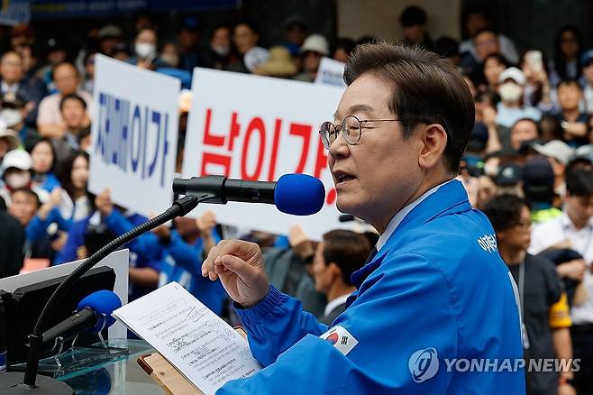 대구 동성로 찾은 이재명 후보 (대구=연합뉴스) 김주성 기자 = 더불어민주당 이재명 대선 후보가 13일 '보수의 심장'이라고 불리는 대구광역시의 동성로 거리에서 집중 유세를 하고 있다. 2025.5.13 [공동취재] utzza@yna.co.kr