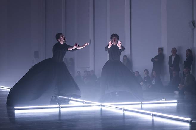 공연 '죽음의 무도: 내일은 물음이다' [ⓒLorenzaDaverio. GS아트센터 제공. 재판매 및 DB금지]