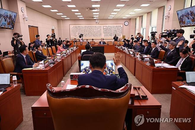 공직선거법 일부개정법률안 표결 (서울=연합뉴스) 김주형 기자 = 14일 서울 여의도 국회에서 열린 법원조직법·공직선거법·헌법재판소 등을 심사하는 법제사법위원회 전체회의에서 공직선거법 일부개정법률안을 표결하고 있다. 2025.5.14 kjhpress@yna.co.kr