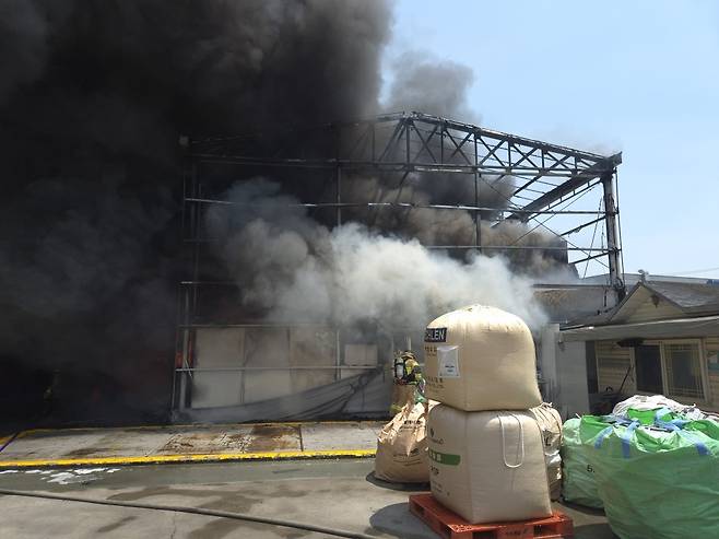 천안 재활용업체 화재 [충남소방본부 제공. 재판매 및 DB 금지]