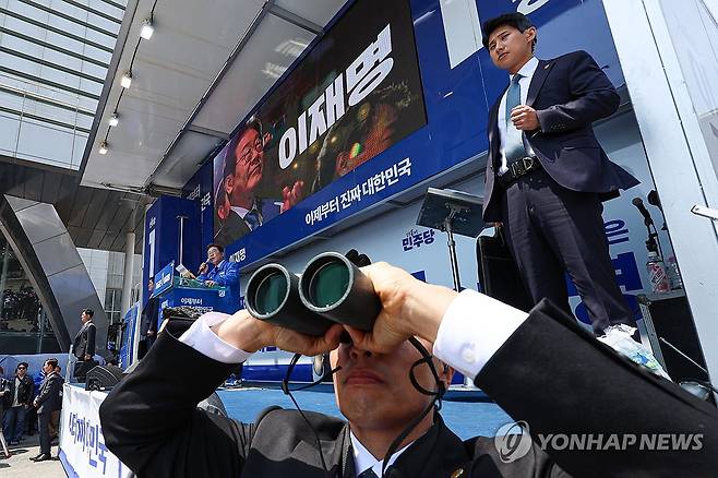 경비 삼엄한 이재명 후보 유세장 (구미=연합뉴스) 김주성 기자 = 더불어민주당 이재명 대선 후보의 대구·경북(TK) 지역 유세가 열린 13일 경북 구미시 구미역광장에서 경호원들이 주위를 살피고 있다. 2025.5.13 [공동취재] utzza@yna.co.kr