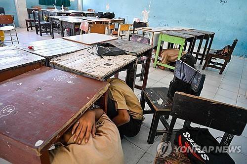 재난 대피 훈련 중인 인도네시아 학교 [AFP 연합뉴스. 재판매 및 DB 금지]