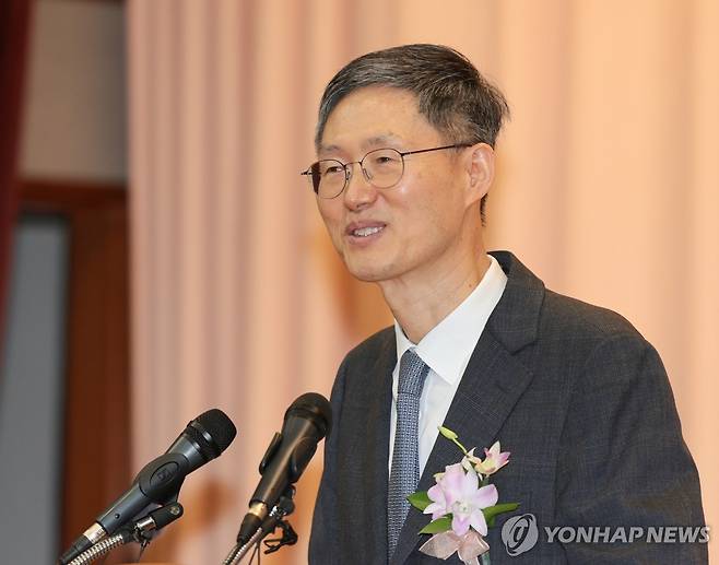 퇴임사 하는 문형배 헌재 소장 권한대행 (서울=연합뉴스) 김인철 기자 = 문형배 헌법재판소장 권한대행이 18일 서울 종로구 헌법재판소에서 열린 퇴임식에서 퇴임사를 하고 있다. 2025.4.18 yatoya@yna.co.kr