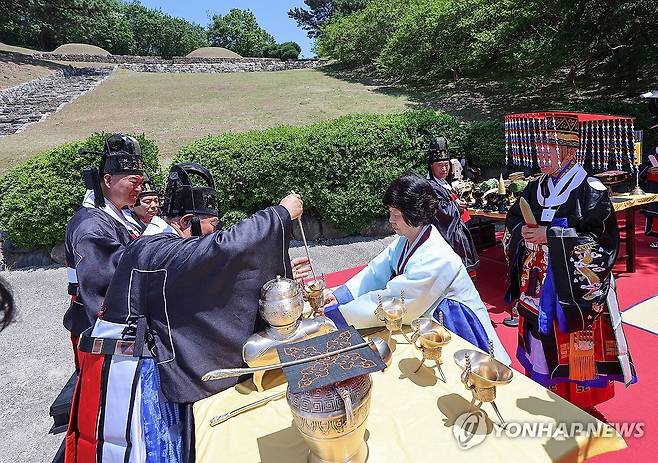 고려 마지막 왕 공양왕 봉제 (삼척=연합뉴스) 14일 강원 삼척시 근덕면 궁촌리 공양왕릉(강원특별자치도 기념물)에서 고려의 마지막 왕 공양왕의 넋을 기리는 '공양왕 봉제'가 거행되고 있다. 2025.5.14 [삼척시 제공. 재판매 및 DB 금지] yoo21@yna.co.kr