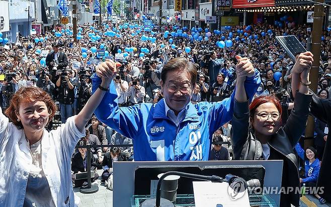 인사하는 이재명 후보 (부산=연합뉴스) 황광모 기자 = 더불어민주당 이재명 대선 후보가 14일 부산 부산진구 서면 젊음의 거리에서 열린 유세에서 연설에 앞서 인사하고 있다. 2025.5.14 [공동취재] hkmpooh@yna.co.kr