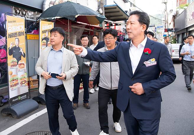아시아육상선수권 숙박시설 점검  (구미=연합뉴스) 2025 구미아시아육상경기선수권대회 조직위원회 김장호 위원장(구미시장. 오른쪽)이 지난 8일 경북 구미시 인동동 선수촌과 원평동 심판 숙소를 중심으로 참가자 숙박시설에 대한 최종 현장 점검을 하고 있다. 2025.5.12 [구미시 제공]
 mtkht@yna.co.kr
(끝)