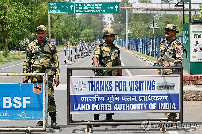 인도 국경수비대 인도·파키스탄 와가 국경 초소 인근에서 인도 국경수비대(BSF) 대원들이 경계 근무를 서고 있다.
[AFP 연합뉴스 자료사진. 재판매 및 DB 금지]