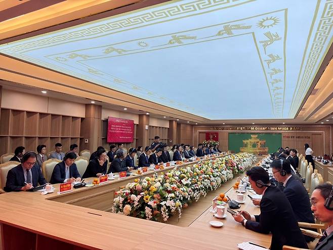 2025 미트 코리아 (흥옌성[베트남] 연합뉴스) 14일(현지시간) 베트남 북부 흥옌성에서 열린 '2025 미트 코리아' 행사에서 흥옌성 당국과 한국 대표단이 회의하고 있다.