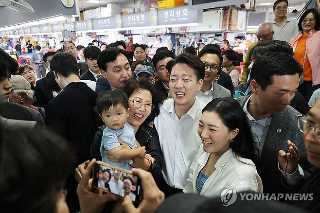 부산 시민들 만나는 이준석 후보 (부산=연합뉴스) 류영석 기자 = 개혁신당 이준석 대선 후보가 14일 부산 자갈치시장을 방문해 시민들과 기념촬영을 하고 있다. 2025.5.14 ondol@yna.co.kr