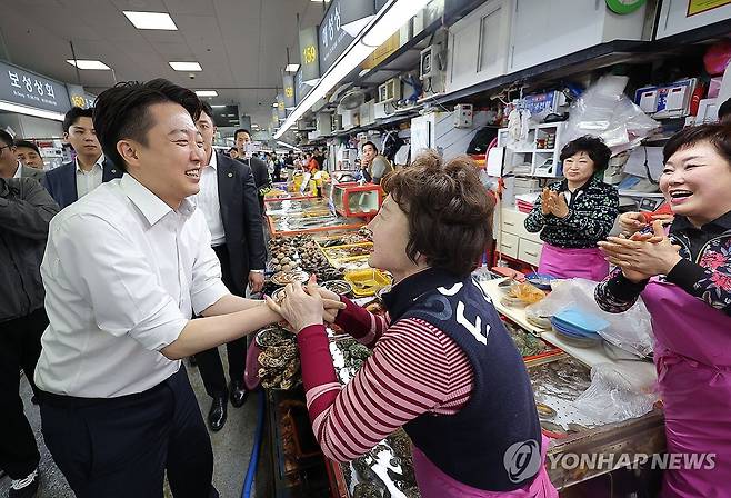 자갈치시장 방문한 개혁신당 이준석 대선 후보 (부산=연합뉴스) 류영석 기자 = 개혁신당 이준석 대선 후보가 14일 부산 자갈치시장을 방문해 상인들과 인사를 나누고 있다. 2025.5.14 ondol@yna.co.kr