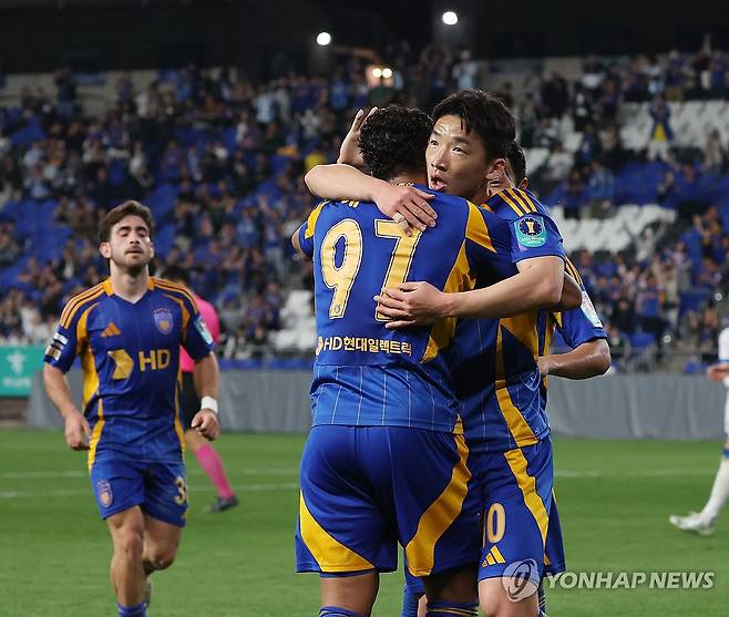 골 환호하는 김민우-에릭 (울산=연합뉴스) 김용태 기자 = 14일 울산 문수축구경기장에서 열린 2025 하나은행 코리아컵 16강 울산 HD와 인천 유나이티드의 경기에서 울산 김민우가 팀의 세 번째 골을 넣고 에릭과 기뻐하고 있다. 2025.5.14 yongtae@yna.co.kr