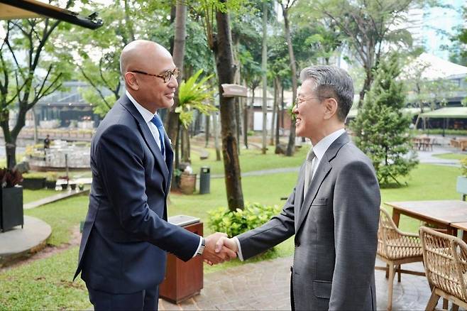 한·인니 외교차관 회담 김홍균 외교부 제1차관(오른쪽)이 14일 인도네시아 자카르타에서 아르마나타 크리스티아완 나시르 인도네시아 외교 차관과 만나 악수하고 있다.
[외교부 제공. 재판매 및 DB 금지]