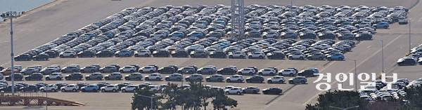 인천의 주요 교역국인 미국과 중국으로의 수출 물량은 감소했으나 베트남, 유럽연합(EU) 등으로 향하는 수출이 늘면서 증가세를 견인한 것으로 나타났다. 사진은 인천항 자동차전용부두에 차량들이 수출 선적을 기다리고 있다. /경인일보DB