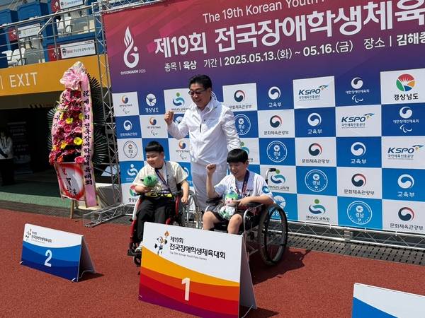 15일 김해종합운동장에서 열린 육상 남자 200m T33~T34(초)에서 1위로 결승선을 통과하며 2관왕에 선 박승찬(연화초·사진 맨 오른쪽)의 시상식 모습. /인천시장애인체육회 제공