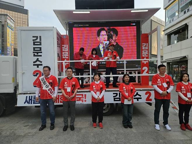 ▲ 국민의힘 경기도당 심재철총괄선대위원장이 14일 오후 5시에 의정부역앞에서 열린 선거지원유세에서 도, 시의원들과 함께 김문수후보 지지를 호소하고 있다.
