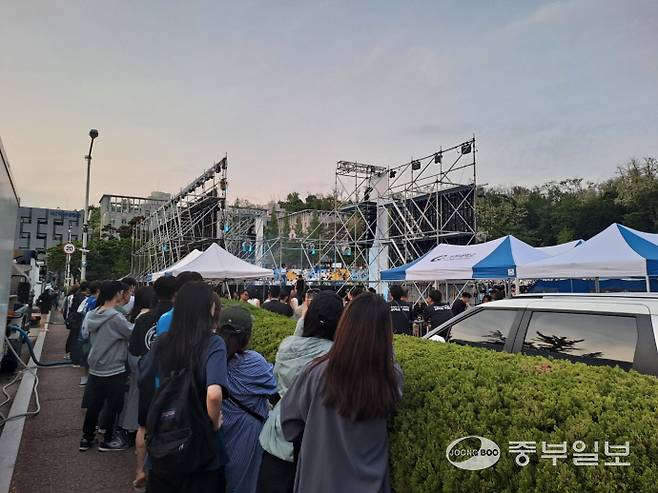 지난 14일 오후 성남시 수정구 가천대학교의 축제 공연장 밖에서 출입이 통제된 외부인들이 공연장을 보고 있다. 최진규기자
