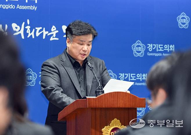 양우식 경기도의회 운영위원장이 4일 오후 도의회 브리핑룸에서 '신문 홍보비 제한' 요구 발언 관련 유감 표명 기자회견을 하고 있다. 임채운기자