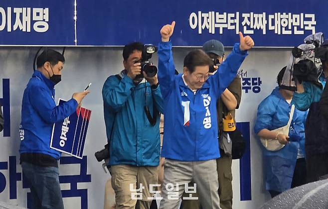 이재명 더불어민주당 대통령 후보가 15일 전남 광양시를 시작으로 여수-순천시로 이어진 전남 동부권 지역 선거 유세에 나섰다. 이재명 후보가 유권자들을 향해 인사하고 있다./양준혁 기자