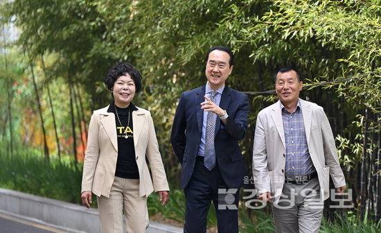 ▲ 제44회 스승의날 정부포상을 수상하는 김인주 야음초등학교 교장, 이경원 옥현중학교 교장, 전광조 성동초등학교 교장(왼쪽부터)이 담소를 나누고 있다. 김동수기자 dskim@ksilbo.co.kr