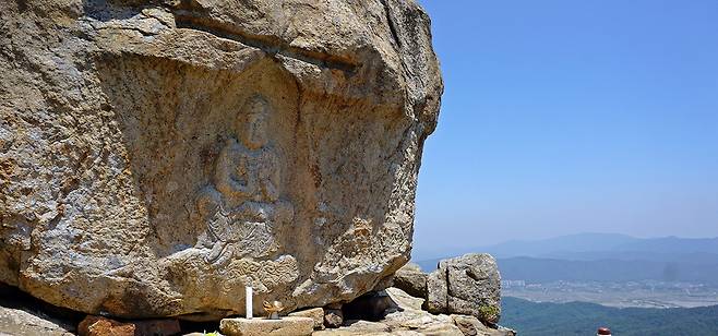 신선암 마애보살 반가상. /경주시 제공