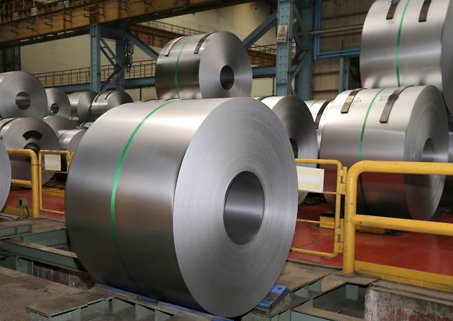 포스코 포항제철소 냉연제품 창고에 쌓인 수출용 철강 제품들. 사진=뉴스1