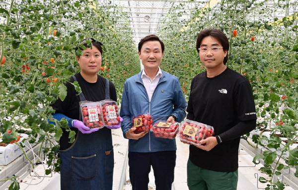 지난해 8월 임대형스마트팜 첫출하 기념으로 이남철 군수(중앙)가 참석해 사진촬영을 했다. 고령군