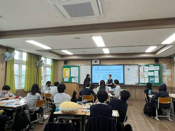 제주지역경제교육센터의 중학생 대상 경제교육 모습.
