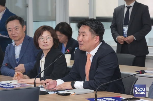 15일 오전 11시 민주당 중앙당사 4층 대회의실에서 열린 인구미래위원회 출범회의에서 최규삼 베이비뉴스 대표가 발언하고 있다. ⓒ베이비뉴스 이효상 기자