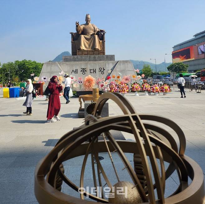 세종대왕 탄신일을 하루 앞둔 14일 서울 종로구 광화문광장을 찾은 외국인 관광객들이 세종대왕 동상 등을 감상하고 있다. (사진=이지현 기자)