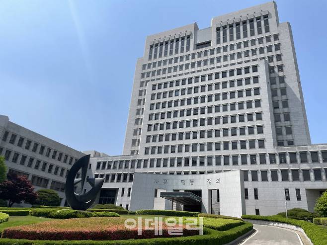 서울 서초구 대법원 건물 출입구 상단에 훈민정음 해례본 서체의 ‘자유·평등·정의’라는 문구가 각인돼 있다. 법원의 상징 이념이자 사법부의 지향 가치를 나타내는 이 문구가 ‘훈민정음 해례본’ 서체로 각인됐다는 것을 아는 이는 많지 않다. (사진=최오현 기자)