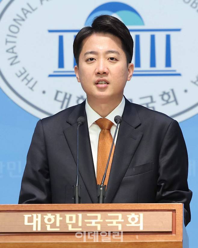 [이데일리 노진환 기자] 이준석 개혁신당 대선 후보가 12일 오전 서울 여의도 국회 소통관에서 정치 현안 관련 기자회견을 하고 있다.