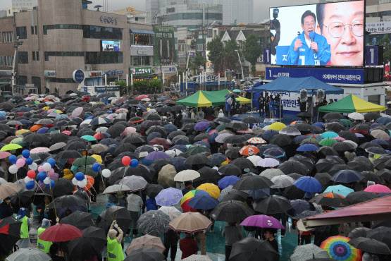 이재명 더불어민주당 대통령 후보가 ‘이순신 호국 벨트’ 유세차 15일 오후 전남 여수시 이순신 광장을 찾아 지지를 호소하고 있다.(사진=뉴스1)