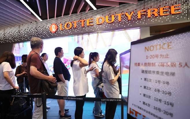롯데면세점에서 외국인 관광객들이 입장을 기다리고 있다.(사진=뉴스1)