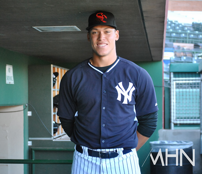 (뉴욕 양키스 외야수 애런 저지. 더그아웃 천장에 머리가 닿을 정도로 키가 크다)