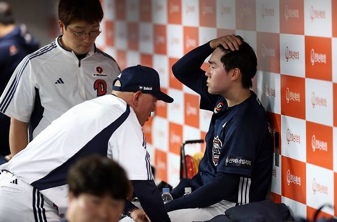 15일 한화와 경기에서 손가락 부상을 입고 마운드에서 내려와 더그아웃에서 체크를 받는 두산 투수 최승용