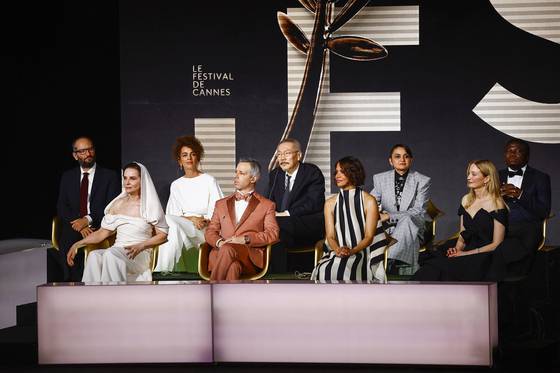 홍상수 감독이 13일(현지시간) 개막한 제78회 칸국제영화젝 경쟁부문 심사위원으로 개막식 레드카펫 등 첫 일정을 소화했다. 〈사진=연합뉴스·REUTERS〉