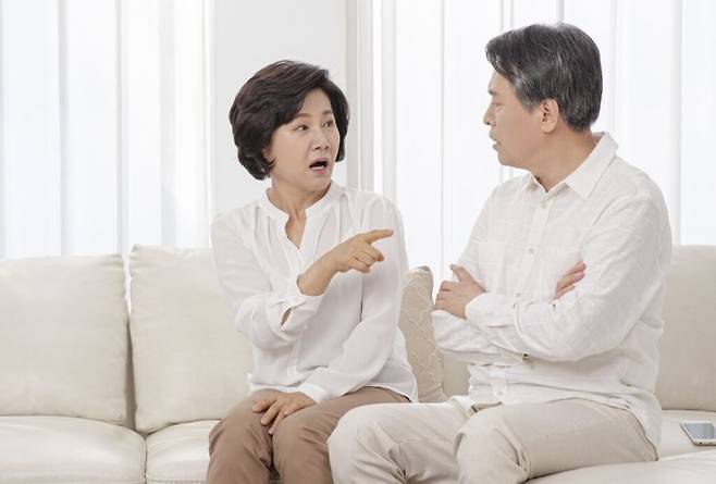 평생 아내의 경제권에 시달린 남편은 경제 독립을 원한다. 당연히 연금 정도는 남편이 관리해야 한다는 생각이다. 은퇴한 경우 가사 분담에 대한 의견 차이도 크다. [사진=클립아트코리아]