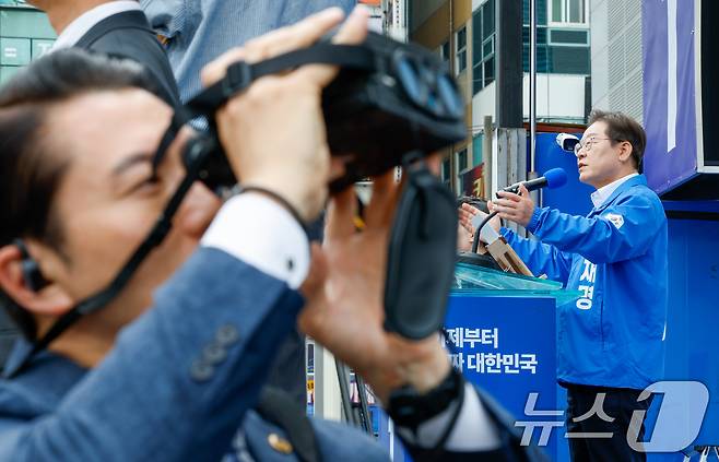 이재명 더불어민주당 대통령 후보가 부산·경남(PK) 지역 유세에 나선 14일 경남 창원시 상남분수광장을 찾아 지지를 호소하는 가운데 경호원이 경계 근무를 서고 있다. 2025.5.14/뉴스1 ⓒ News1 안은나 기자