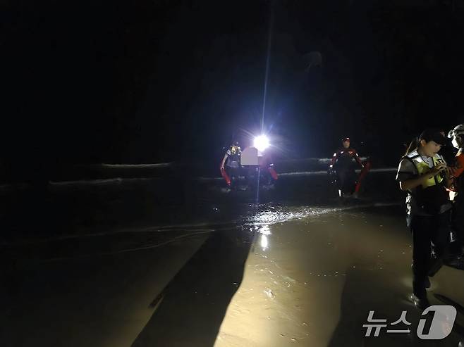 부안해양경찰서(서장 박생덕)는 14일 오후 9시 24분경, 부안군 격포해수욕장 인근 채석강 앞 바다에서 40대 여성을 구조했다. (부안해경 제공, 재판매 및 DB금지)