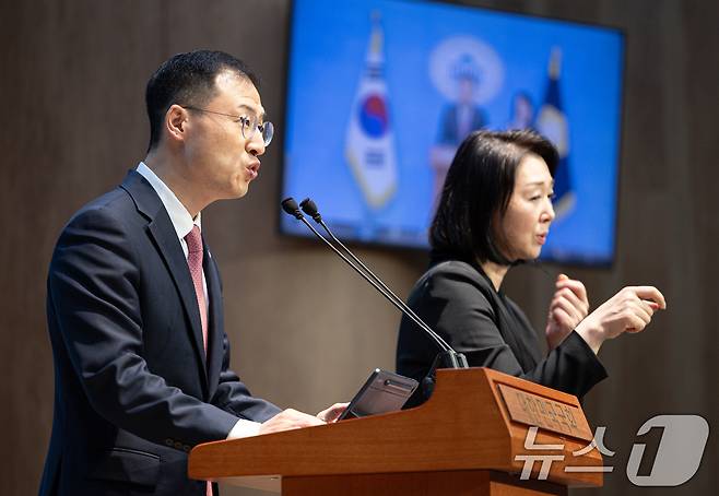 김상욱 무소속 의원이 15일 오전 서울 여의도 국회 소통관에서 기자회견을 열고 이재명 더불어민주당 대통령 후보를 공개 지지한다고 밝히고 있다. 2025.5.15/뉴스1 ⓒ News1 이재명 기자