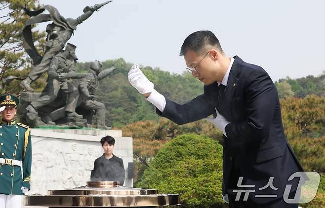 탈당 압박을 받아온 김상욱 국민의힘 의원이 8일 서울 동작구 현충원을 참배하고 있다. 김 의원은 이날 "앞으로 극우보수와 수구보수가 아닌 참 민주보수의 길을 걷겠다＂면서 탈당을 선언했다. 2025.5.8/뉴스1 ⓒ News1 허경 기자