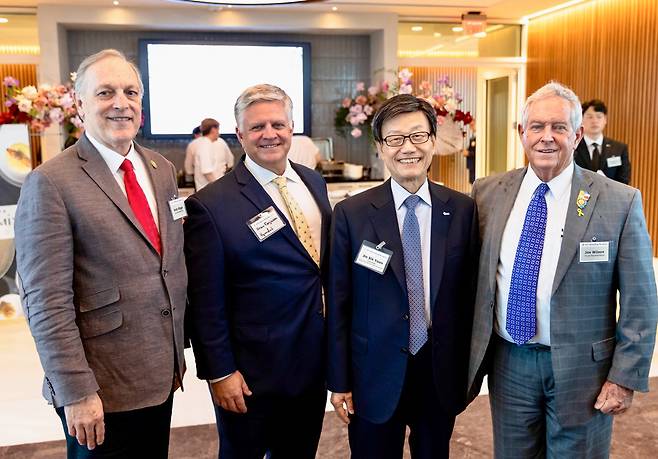 왼쪽부터 앤디 빅스 연방 하원의원, 드루 퍼거슨 전 연방 하원의원, 윤진식 한국무역협회 회장, 조 윌슨 연방 하원의원(무협 제공)