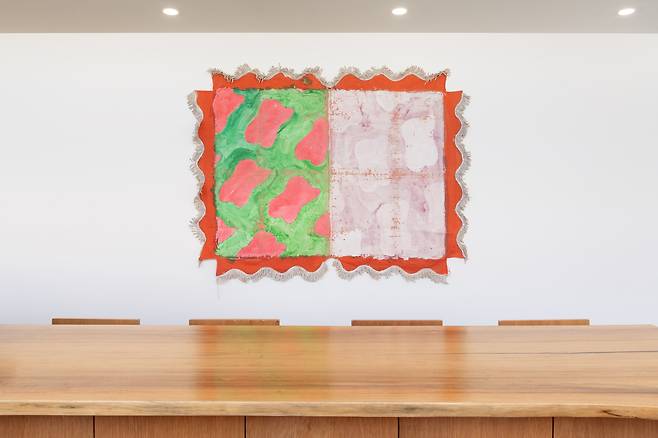 CLAUDE VIALLAT(클로드 비알라),1977042,140 X 183cm.,acrylic on parasol,1977 (대구보건대학교 인당뮤지엄 제공)