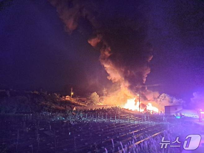15일 오전 3시 28분쯤 발생한 충북 음성군 삼성면 덕정리 페인트 공장 화재 모습 (음성소방서 제공. 재판매 및 DB금지)/뉴스1