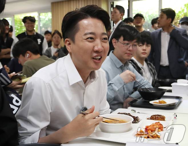 이준석 개혁신당 대통령 후보가 14일 부산 금정구 부산대학교를 찾아 학생들과 학식을 먹으며 대화하고 있다. 2025.5.14/뉴스1 ⓒ News1 윤일지 기자