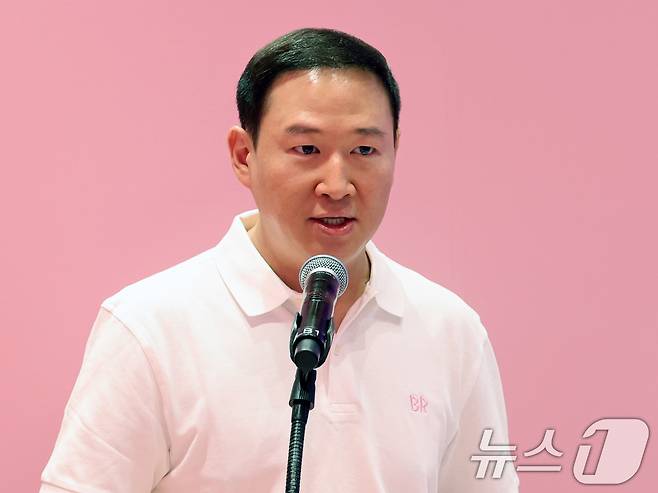 허희수 SPC그룹 부사장이 15일 서울 강남구 배스킨라빈스 청담점에서 열린 '오픈 미디어데이'에서 인사말을 하고 있다. 오는 16일 정식 오픈하는 배스킨라빈스 청담점에서는 첫 프로젝트로 프리미엄 아이스크림 '딥 콜렉션', 기능성 라인업 '레슬리 에디션' 등의 제품들을 선보인며, 디저트 제조 과정을 볼 수 있는 '디저트 테라스' 코너를 마련했다. 2025.5.15/뉴스1 ⓒ News1 황기선 기자