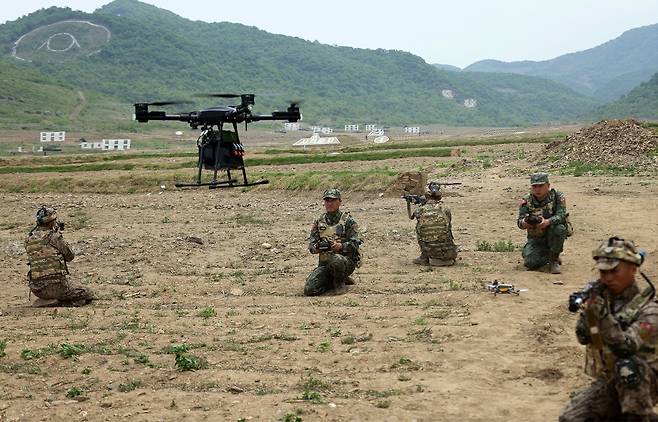 (평양 노동신문=뉴스1) = 북한군이 공격 및 정찰용으로 추정되는 드론을 기동하는 모습.[국내에서만 사용가능. 재배포 금지. DB 금지. For Use Only in the Republic of Korea. Redistribution Prohibited] rodongphoto@news1.kr